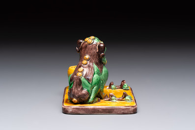 A pair of Chinese sancai-glazed Buddhist lions and an inkwell, 19th C.