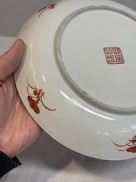 A Chinese famille rose 'bats and peaches' plate, Xie Zhu Zhu Ren 薢竹主人造 mark, 19th C.