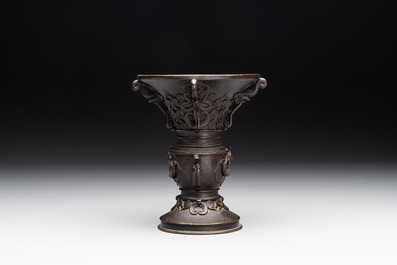 A Japanese bronze 'gu' vase with 'chilong' design, Edo, 18th C.