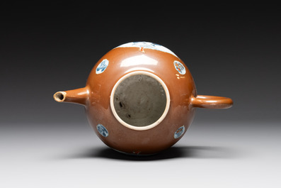 A large Chinese Imari-style capucin-brown-ground teapot and cover, Qianlong