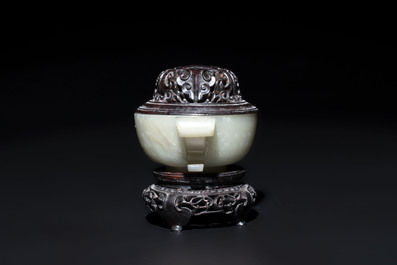 A Chinese white jade bowl with ruyi-shaped handles, wooden cover and stand, 18/19th C.