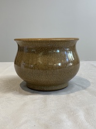 A Chinese ge-type censer, 18th C.