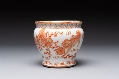 A Chinese Thai market 'Buddhist lions' vessel and an offering tazza, 19th C.