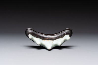 Six Chinese porcelain and glass brush rests, 19/20th C.