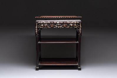A Chinese mother-of-pearl inlaid hongmu three-tier console table with marble top, 19/20th C.