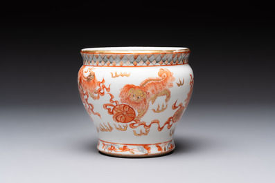 A Chinese Thai market 'Buddhist lions' vessel and an offering tazza, 19th C.