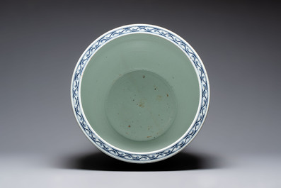 A large Chinese blue and white 'He Lu Tong Chun 鶴鹿同春' fish bowl, 19th C.
