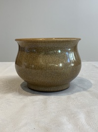 A Chinese ge-type censer, 18th C.