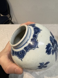 A Chinese blue and white 'dragon' plate and a 'floral' jarlet, Yongzheng mark, 17/18th C.