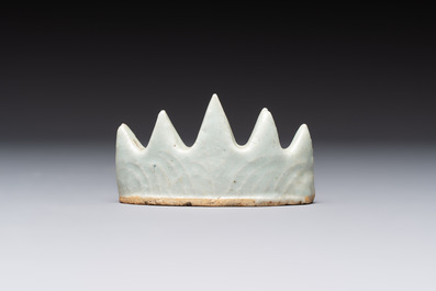 Six Chinese porcelain and glass brush rests, 19/20th C.