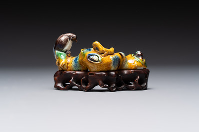 Six Chinese porcelain and glass brush rests, 19/20th C.