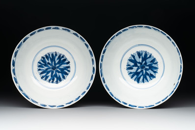 A pair of Chinese blue and white bowls with floral design, Kangxi