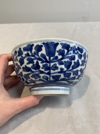 A pair of Chinese blue and white bowls with floral design, Kangxi