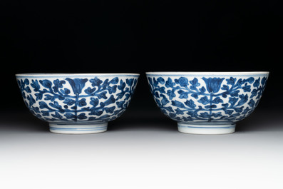 A pair of Chinese blue and white bowls with floral design, Kangxi