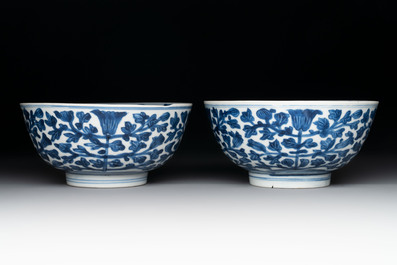 A pair of Chinese blue and white bowls with floral design, Kangxi