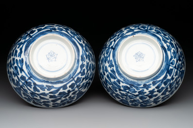 A pair of Chinese blue and white bowls with floral design, Kangxi