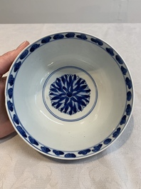 A pair of Chinese blue and white bowls with floral design, Kangxi
