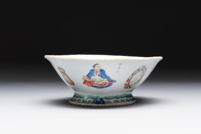 A pair of Chinese famille rose ''Wu Shuang Pu' tazzas, 19th C.