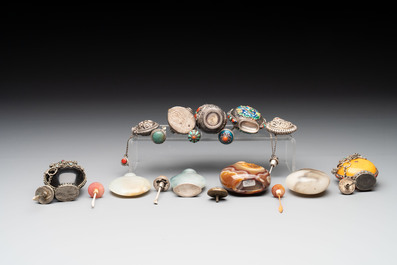 A collection of 13 Chinese snuff bottles, 19/20th C.