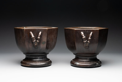 A pair of Japanese bronze hexagonal jardini&egrave;res, Koto Kinshindo 湖東近進堂 mark, Meiji, 19th C.