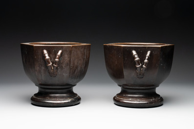 A pair of Japanese bronze hexagonal jardini&egrave;res, Koto Kinshindo 湖東近進堂 mark, Meiji, 19th C.
