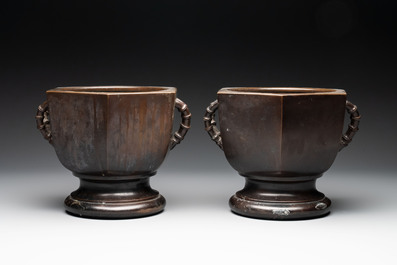 A pair of Japanese bronze hexagonal jardini&egrave;res, Koto Kinshindo 湖東近進堂 mark, Meiji, 19th C.