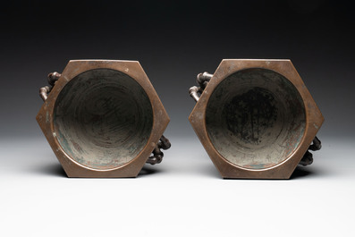 A pair of Japanese bronze hexagonal jardini&egrave;res, Koto Kinshindo 湖東近進堂 mark, Meiji, 19th C.