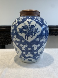 A Chinese blue and white 'prunus on cracked ice' jar with wooden cover, 19th C.
