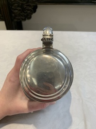 A Japanese Arita blue and white mug with Dutch silver lid, marked for Zwolle, Arnoldus Waterham (1705/1748), Edo, 17/18th C.
