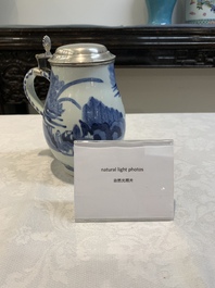 A Japanese Arita blue and white mug with Dutch silver lid, marked for Zwolle, Arnoldus Waterham (1705/1748), Edo, 17/18th C.
