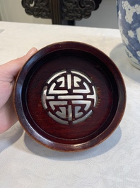 A Chinese blue and white 'prunus on cracked ice' jar with wooden cover, 19th C.