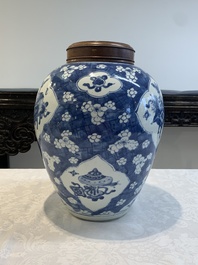 A Chinese blue and white 'prunus on cracked ice' jar with wooden cover, 19th C.