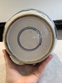 A Chinese blue and white 'prunus on cracked ice' jar with wooden cover, 19th C.