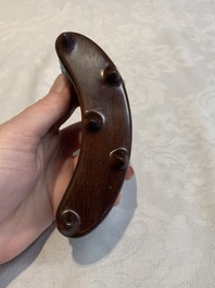 A Chinese turquoise-glazed brush rest and a Fahau vase, 18/19th C.