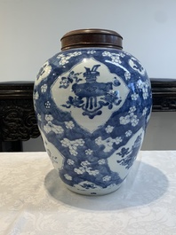 A Chinese blue and white 'prunus on cracked ice' jar with wooden cover, 19th C.