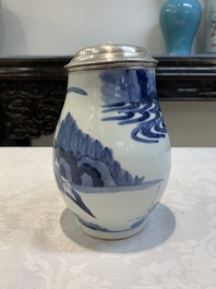 A Japanese Arita blue and white mug with Dutch silver lid, marked for Zwolle, Arnoldus Waterham (1705/1748), Edo, 17/18th C.