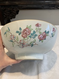 A rare Chinese famille rose 'Scotsmen' bowl, Qianlong, ca. 1745