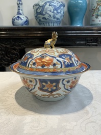 A Chinese Imari-style armorial 'klapmuts' bowl and cover with the arms of Van Gellicum, Kangxi/Yongzheng