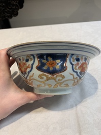 A Chinese Imari-style armorial 'klapmuts' bowl and cover with the arms of Van Gellicum, Kangxi/Yongzheng