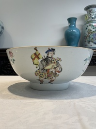 A rare Chinese famille rose 'Scotsmen' bowl, Qianlong, ca. 1745