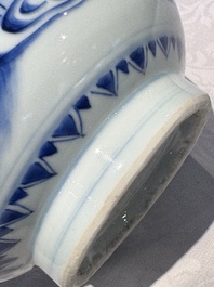 A Chinese blue and white 'Wen Wang Fang Xian 文王訪賢' bottle vase, Transitional period