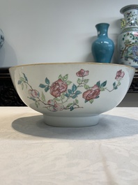 A rare Chinese famille rose 'Scotsmen' bowl, Qianlong, ca. 1745