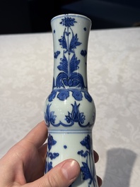 A Chinese blue and white 'Wen Wang Fang Xian 文王訪賢' bottle vase, Transitional period