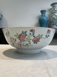 A rare Chinese famille rose 'Scotsmen' bowl, Qianlong, ca. 1745