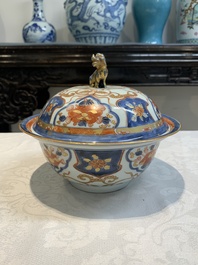 A Chinese Imari-style armorial 'klapmuts' bowl and cover with the arms of Van Gellicum, Kangxi/Yongzheng