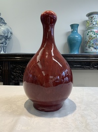 A Chinese flamb&eacute;-glazed garlic-mouth vase, Qianlong mark, 19/20th C.