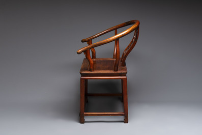 A pair of Chinese wooden 'horseshoe' chairs, 19/20th C.