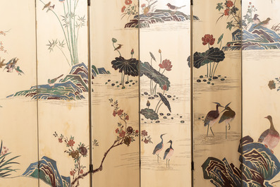 A Chinese polychrome lacquered wooden eight-panel folding screen with a pond scene, 19/20th C.