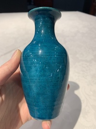 A Chinese turquoise-glazed vase, 18/19th C.