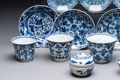 16 Chinese blue and white wares, Ming/Qing